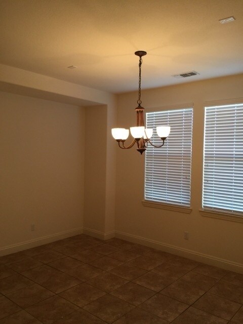 Building Photo - Manteca 4 Bedroom 1/2 bath 2 Car Garage ta...