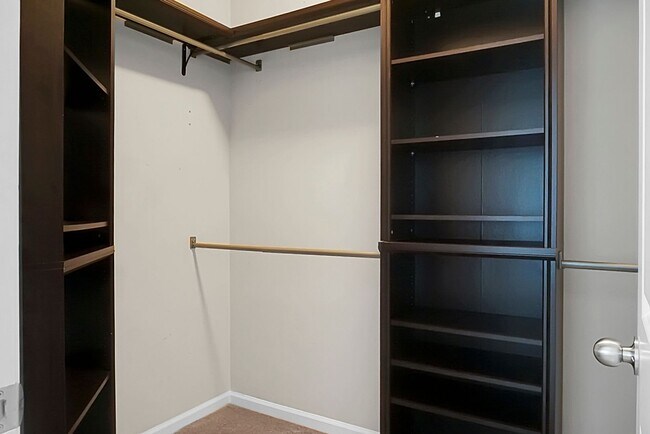 Building Photo - 3 bedrooms, 2.5 bathrooms  2-car garage in...