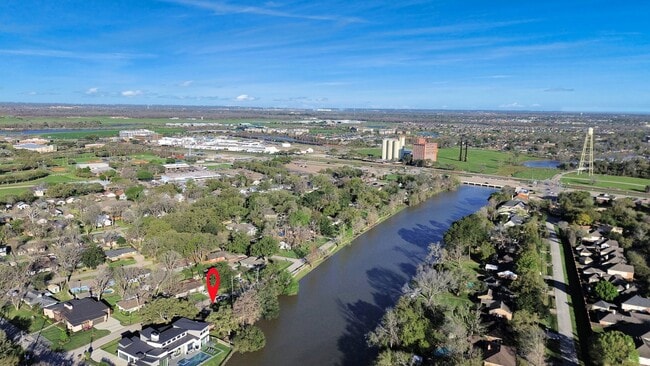 Building Photo - 411 Venice St