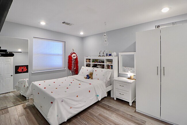 Building Photo - 5951 Yarwell Dr
