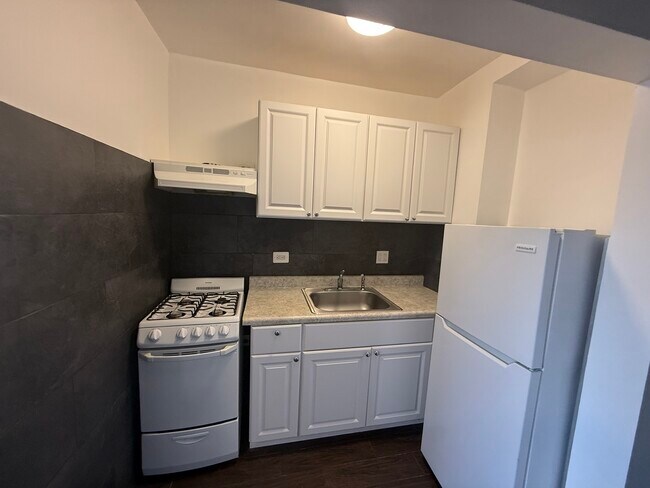 Building Photo - 3420 W Irving Park Rd