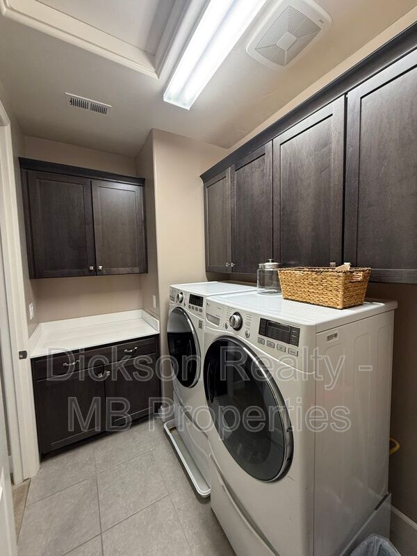 Building Photo - 3325 Show Jumper Ln