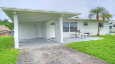 Building Photo - 1128 W River Dr