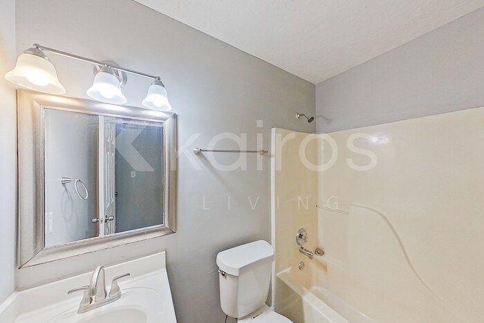 Building Photo - 370 Deer Park Dr