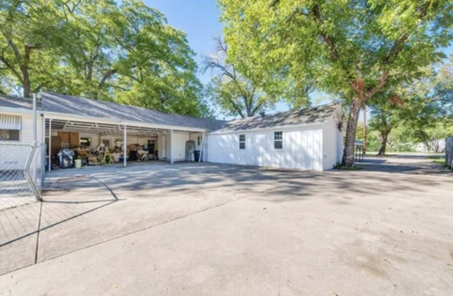 Driveway wraps around to the back- covered parking and guest house in backyard - 4327 Ohio Garden Rd