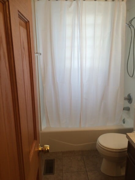 Bath - 2837 County Road H2