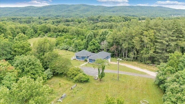 Building Photo - 3202 Mathews Ln