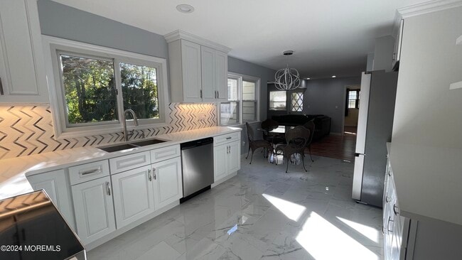 Building Photo - 2 Karen Ct