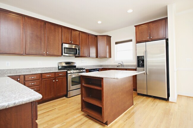 Building Photo - Spacious End-Unit Pantops Townhome