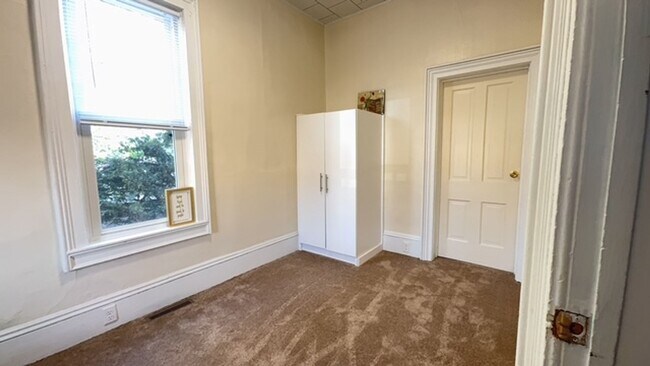 Building Photo - 629 Otter Ave