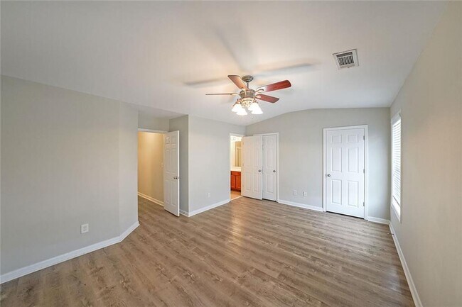 Building Photo - 2062 Lakeshore Overlook Dr