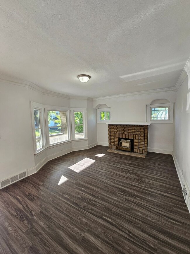 Building Photo - Newly Updated 2 Bedroom Unit