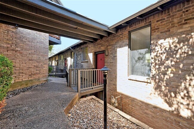 Building Photo - 1100 Azie Morton Rd