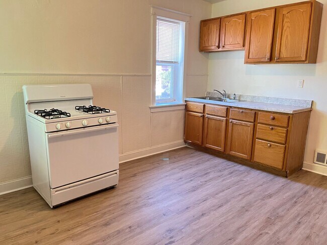 Building Photo - 1-Bedroom Apartment on 2nd Floor