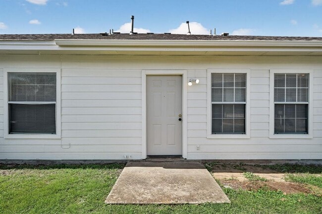 Building Photo - 2831 Southampton Way