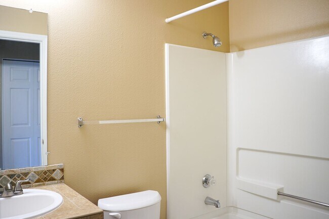 Building Photo - Top Floor 2 Bed 2 Bath with Vaulted Ceilin...