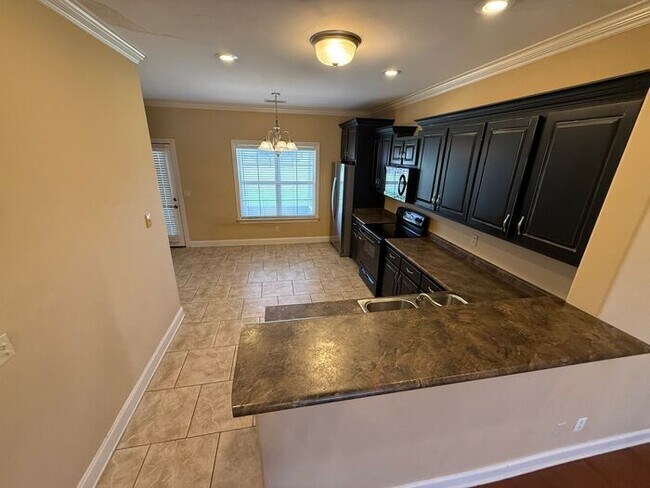 Building Photo - GORGEOUS HOME IN RUSTLING OAKS JUST MINUTES FROM MEMPHIS