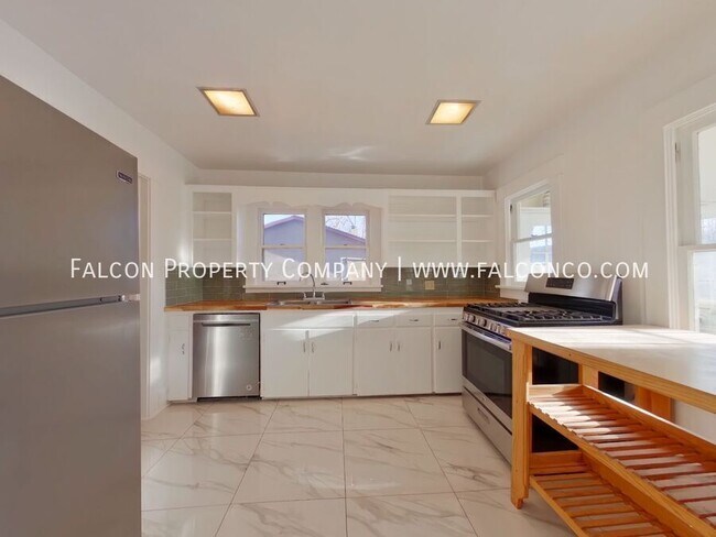 Building Photo - 2107 W Kiowa St