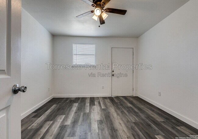 Building Photo - 611 Rochambeau St