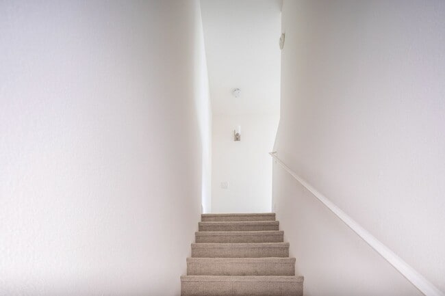 Building Photo - Townhome in Lake Forest
