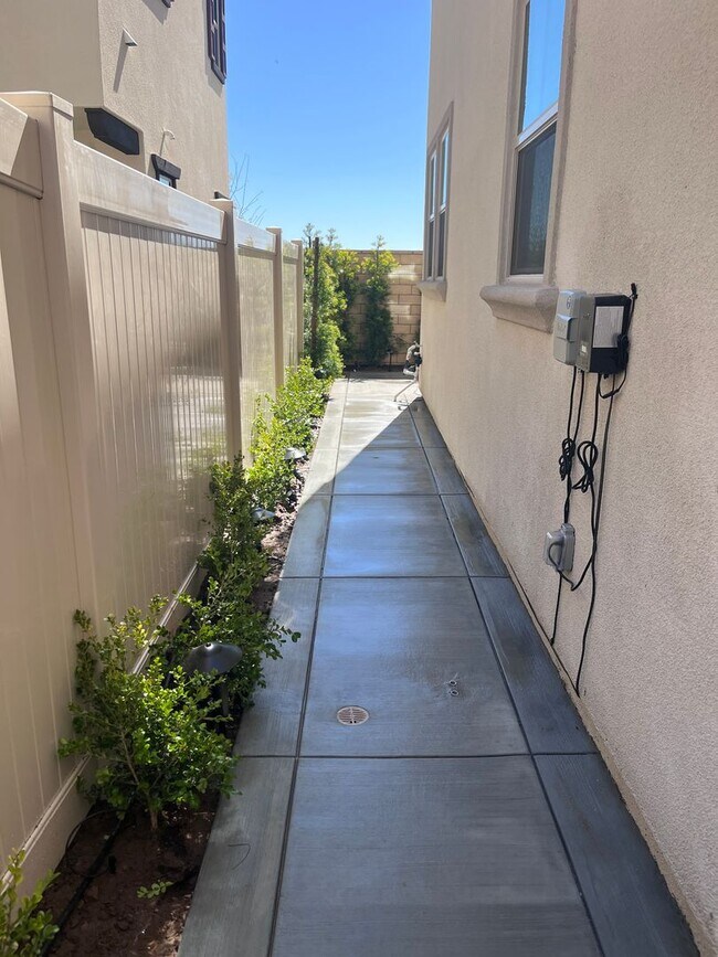 Building Photo - Camarillo - Newer 4 bedroom, 3.5 home