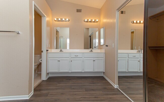 Building Photo - Large 4 Bedroom, 2.5 Bath Home with Large 3 Car Garage!!