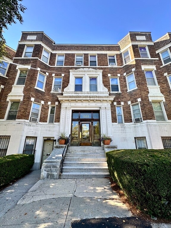 Primary Photo - 1669 Commonwealth Ave