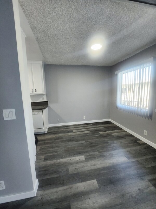 Building Photo - 425 N Hobart Blvd