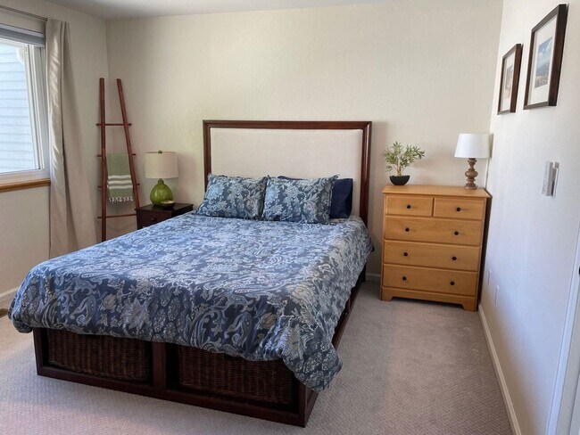 Building Photo - Charming 3b/2.5b Townhome In Louisville