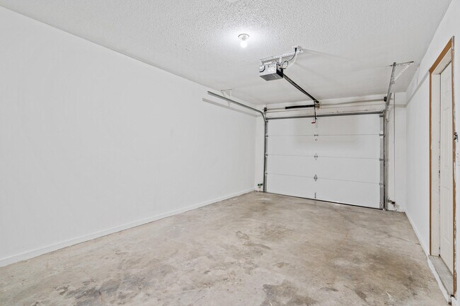 Building Photo - 2507 Carnation Dr