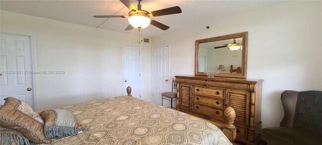 Building Photo - 3300 W Rolling Hills Cir