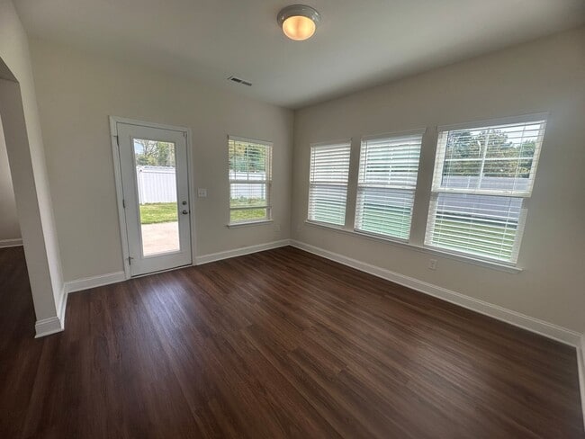 Building Photo - Spacious 4BR 3BA home in Northern Greensboro