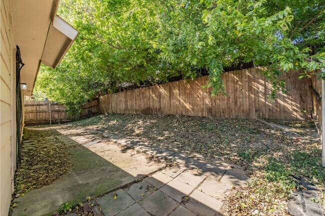 Building Photo - 10325 Bear Hollow Dr