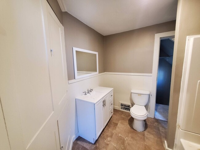 Building Photo - Large Single Family House Available Soon 3 Bed 1.5 Bath close to 490