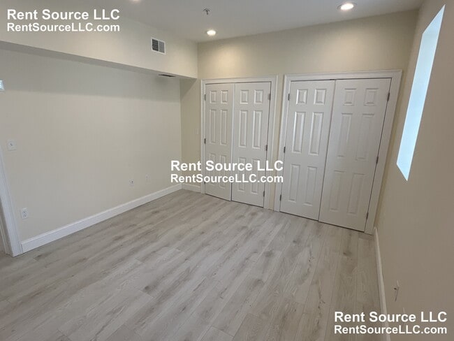 Building Photo - 612 Main St