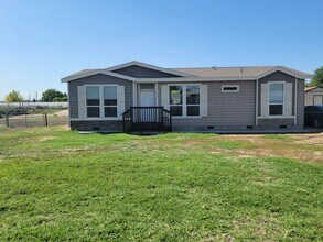 Building Photo - Horse-Friendly Burbank Home with Fenced Ya...