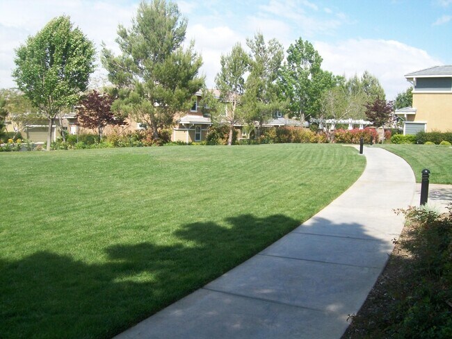 Building Photo - 38227 Lone Tree Ct