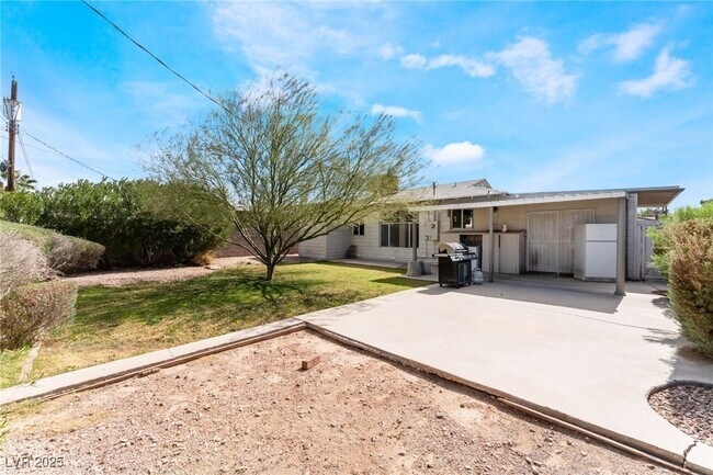 Primary Photo - 1037 Canosa Ave