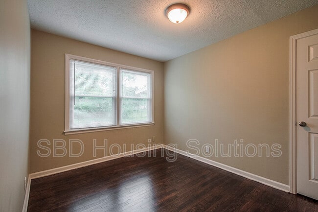 Building Photo - 8803 E 72nd St