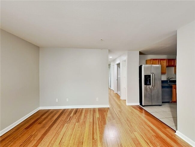 Building Photo - 1020 Camelot Dr