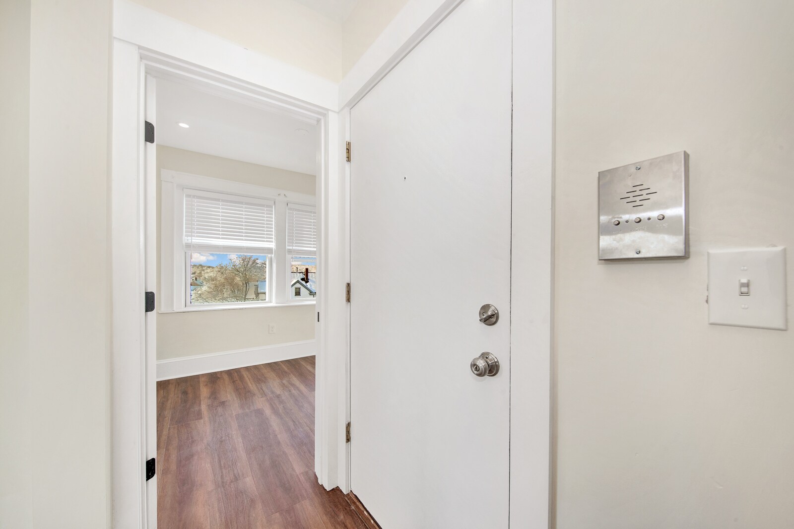 Building Photo - 105 School St