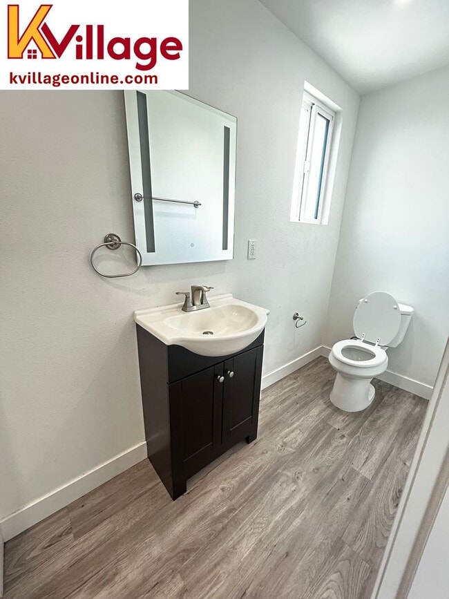 Building Photo - 1528 1/2 W 36TH PL - 304 (unfurnished)