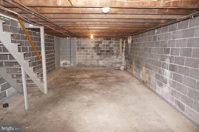 Building Photo - 250 E Chestnut St