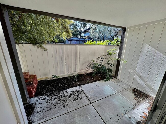 Building Photo - Cozy 2 Bedrooms; 1 Bathroom Condo in Warm ...