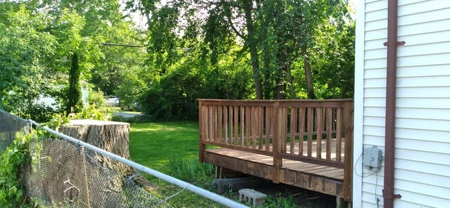 Building Photo - Nice 2 bedroom 1 Bath Upper Unit in Quiet area