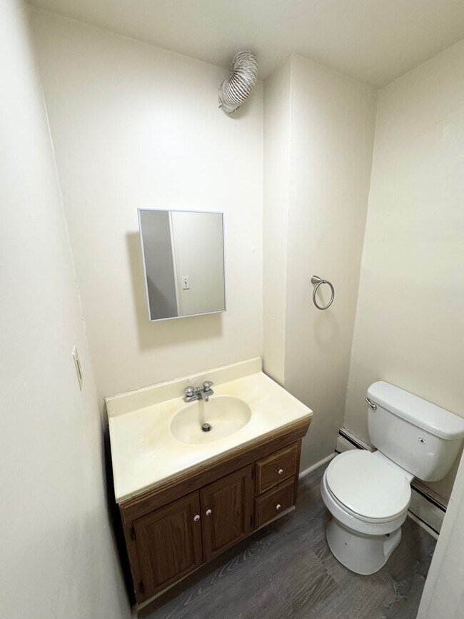 Building Photo - 3 Bedroom Townhome