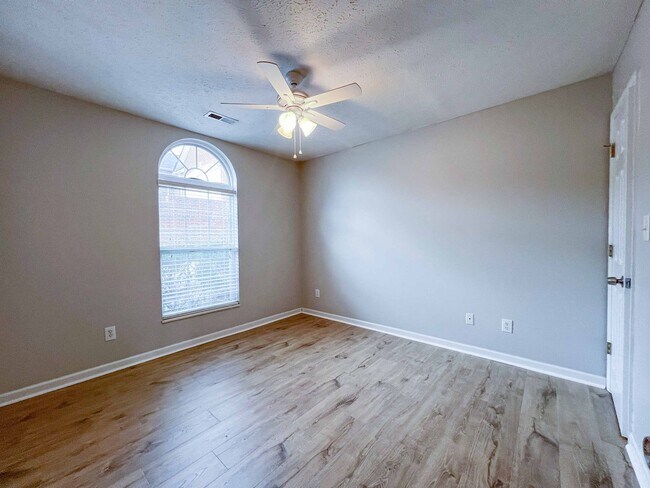 Building Photo - 2-Bedroom + office Condo Retreat with Pool Access