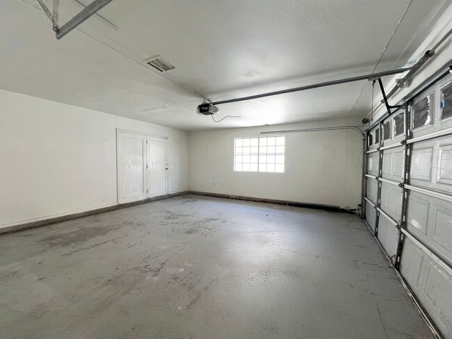 Building Photo - **12029 W 166th St Norwalk** 3 bedroom 2 b...