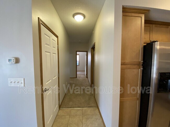 Building Photo - 2000 Meadow Ct