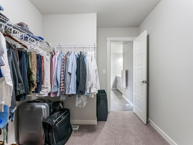 Building Photo - Stunning 4 Bed/2.5 Bath Modern Farmhouse in Scouters Mountain - HV